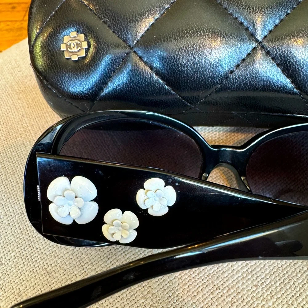 Chanel Camellia Sunglasses Black with White Flowers + Quilted Chanel Case - Picture 1 of 12